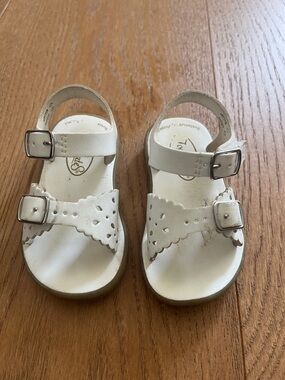 FootMates White Kids Scalloped Buckle Sandals